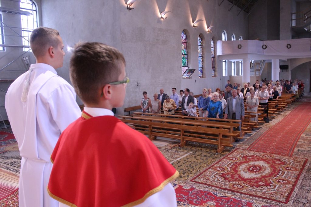 Poświęcenie witraży i tynków bp Ignacy Dec, parafia św. Brata Alberta Świebodzice