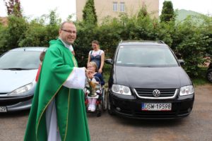 Poświęcenie samochodów 2016, parafia św. Brata Alberta, Świebodzice