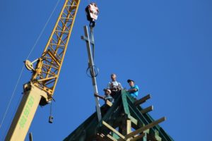 Instalacja krzyża, św. Brat Albert Świebodzice