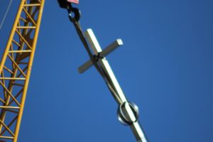 Instalacja krzyża, św. Brat Albert Świebodzice