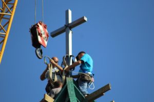Instalacja krzyża, św. Brat Albert Świebodzice