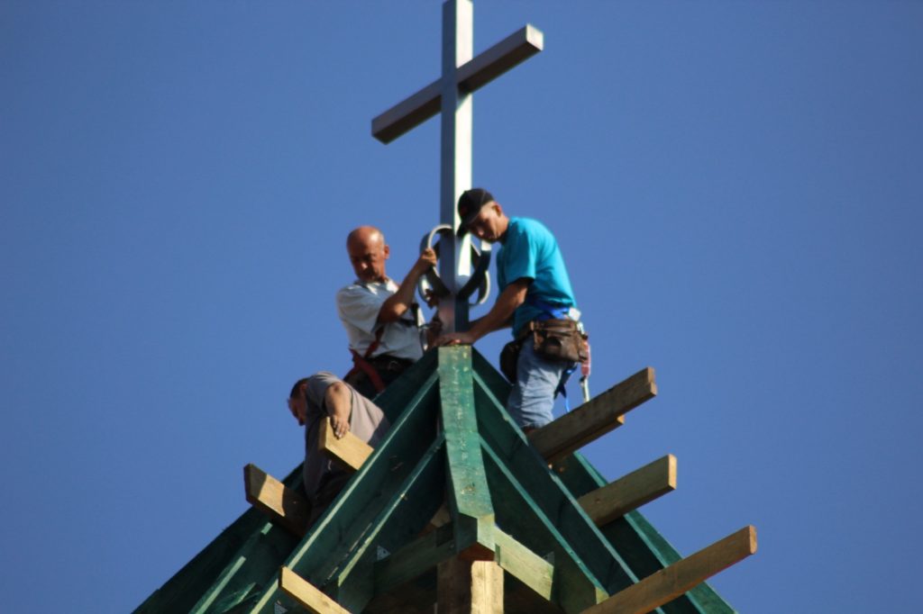 Instalacja krzyża, św. Brat Albert Świebodzice