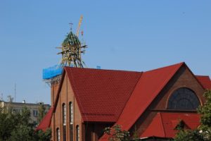 Instalacja krzyża, św. Brat Albert Świebodzice