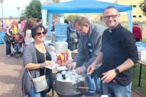 Święto Pieczonego Ziemniaka Świebodzice 2016, Św. Brat Albert