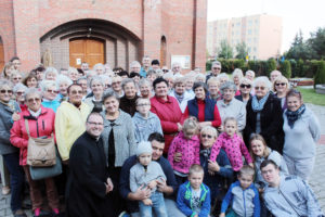 W Świebodzicach koronką modlono się także w centrum miasta przy pomniku Św. Jana Pawła II.